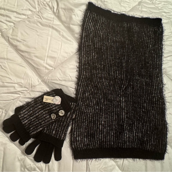 NWT Gloves and Snood/ Cowl Set - Picture 2 of 3